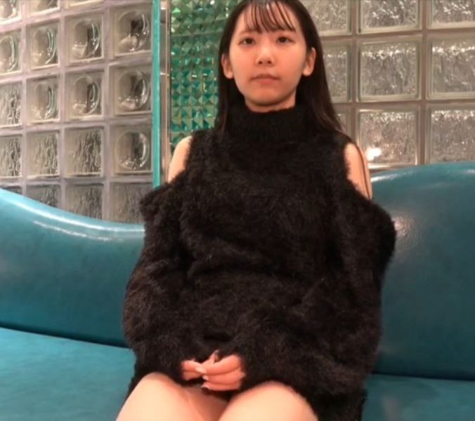 抓住我的继妹用大假阳具自慰并操了她